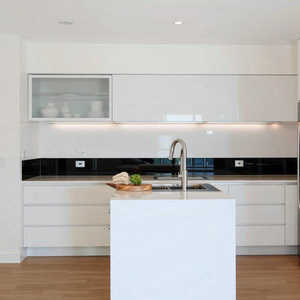 Dinna Cocinas y Armarios Tenerife · Cocinas para apartamentos de verano: diseño práctico sin renunciar al estilo