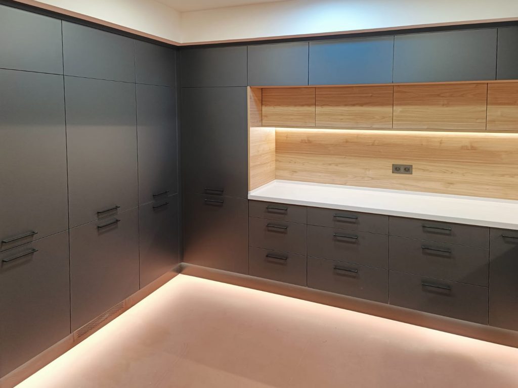 cocina negra y madera x