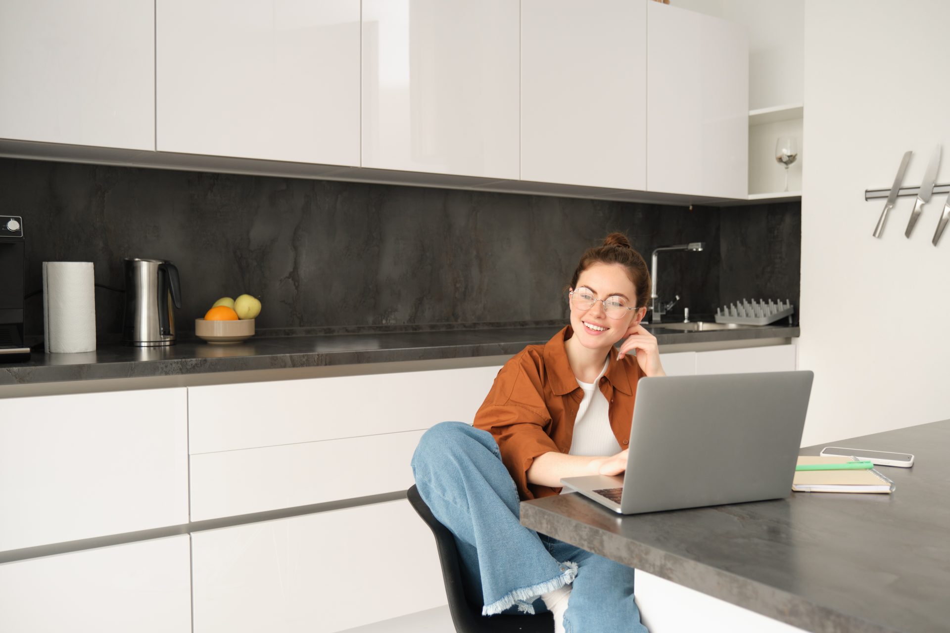 Cocinas que Trabajan Contigo: Cómo Integrar un Espacio de Trabajo en el Corazón del Hogar