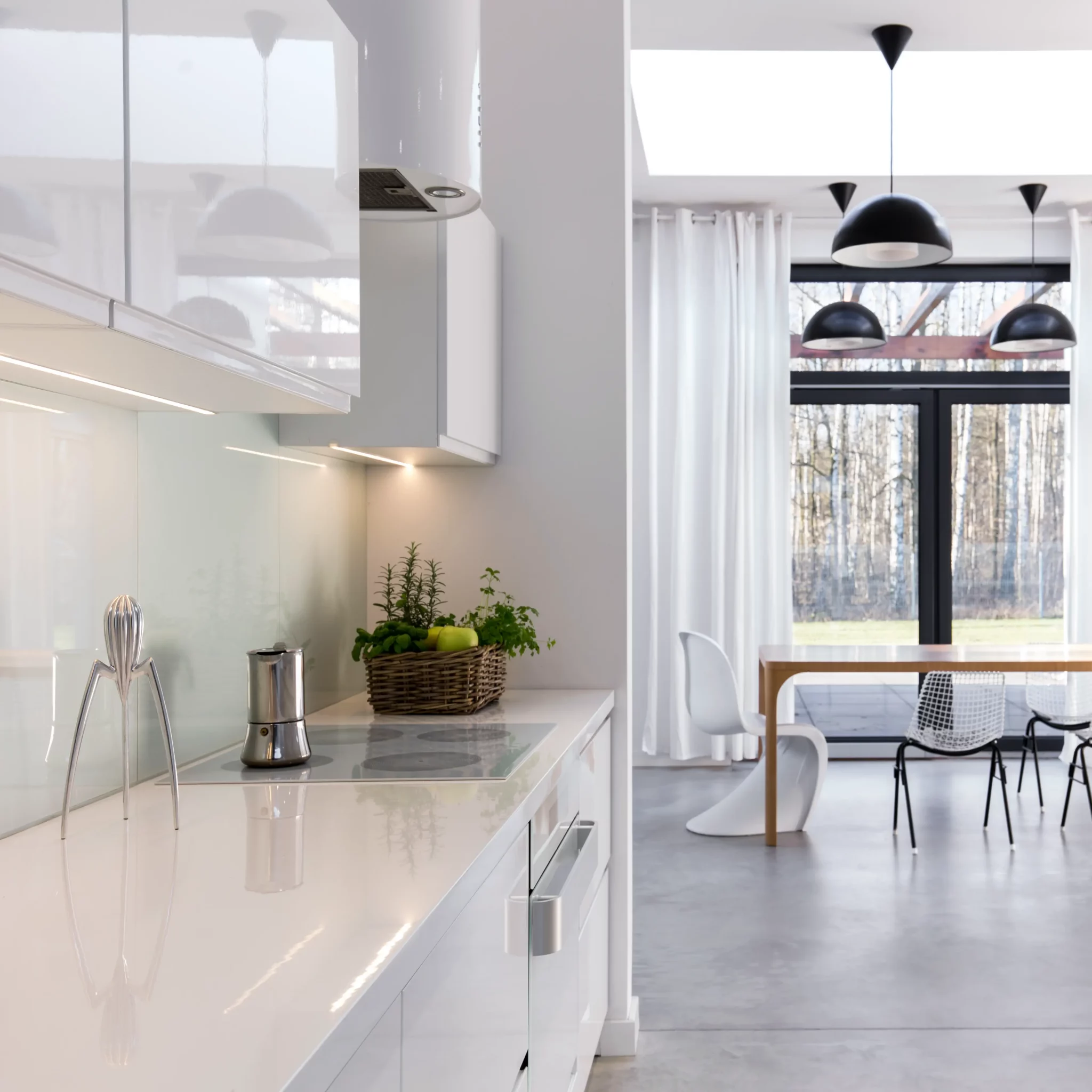 Espacios de cocina abiertos y multifuncionales: diseño inteligente para la vida contemporánea