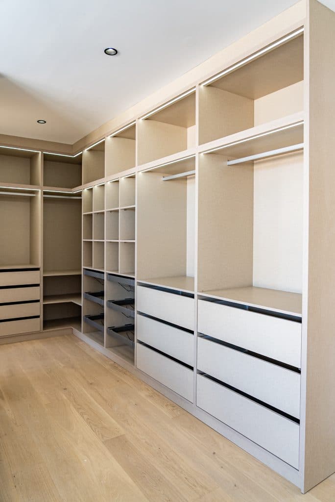 En Dinna Cocinas y Armarios en Tenerife somos especialistas en cocinas a medida, armarios empotrados y diseño de interiores funcionales. Ofrecemos soluciones adaptadas a cada hogar, desde muebles de cocina modernos hasta vestidores personalizados y armarios a medida en Santa Cruz de Tenerife, La Laguna, Arona o Adeje. Si buscas reformas de cocina en Tenerife norte o sur, inspiración en cocinas con isla, cocinas pequeñas y funcionales o conocer las tendencias en cocinas 2025, aquí encontrarás ideas, consejos y guías prácticas. Descubre cómo elegir los mejores materiales para cocinas, qué encimeras resistentes se adaptan a tu estilo, cómo organizar mejor tu espacio con soluciones de almacenamiento inteligentes, y cuáles son los colores de moda en cocinas modernas. También compartimos recomendaciones para mantener tu cocina como nueva, opciones de cocinas abiertas al salón, propuestas de estilo minimalista y todo lo relacionado con el diseño de armarios, vestidores y cocinas en Canarias.