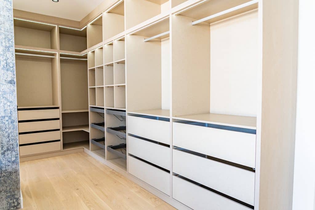 En Dinna Cocinas y Armarios en Tenerife somos especialistas en cocinas a medida, armarios empotrados y diseño de interiores funcionales. Ofrecemos soluciones adaptadas a cada hogar, desde muebles de cocina modernos hasta vestidores personalizados y armarios a medida en Santa Cruz de Tenerife, La Laguna, Arona o Adeje. Si buscas reformas de cocina en Tenerife norte o sur, inspiración en cocinas con isla, cocinas pequeñas y funcionales o conocer las tendencias en cocinas 2025, aquí encontrarás ideas, consejos y guías prácticas. Descubre cómo elegir los mejores materiales para cocinas, qué encimeras resistentes se adaptan a tu estilo, cómo organizar mejor tu espacio con soluciones de almacenamiento inteligentes, y cuáles son los colores de moda en cocinas modernas. También compartimos recomendaciones para mantener tu cocina como nueva, opciones de cocinas abiertas al salón, propuestas de estilo minimalista y todo lo relacionado con el diseño de armarios, vestidores y cocinas en Canarias.